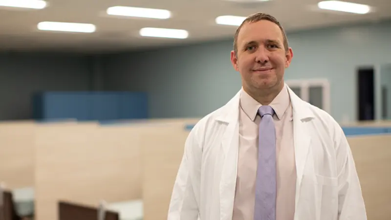 Un retrato del Dr. Brian Hurley dentro del campus.
