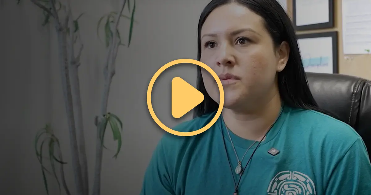 Una mujer entrevistada como parte de un video sobre su trayectoria y cómo llegó a ser trabajadora de Reducción de Daños.